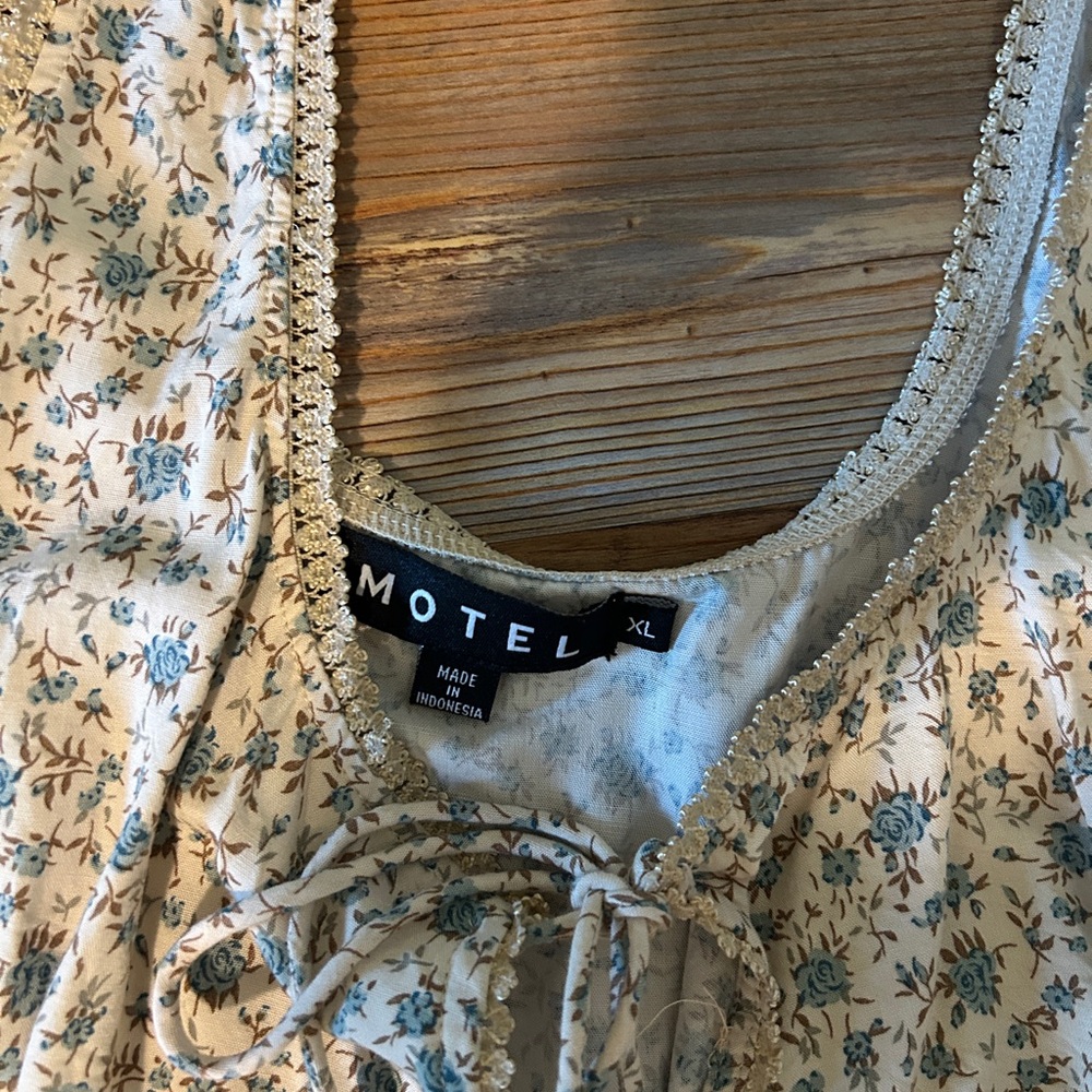 Motel Rocks Lace-Up Floral Top - Cream and Blue - Picture 3 of 3
